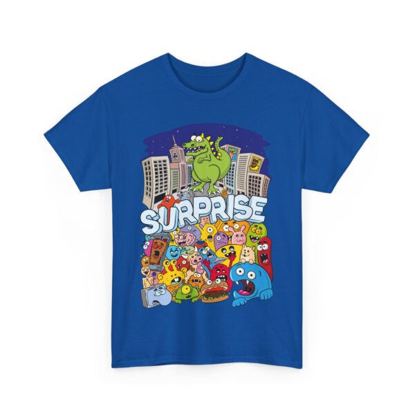 T-shirt bleu avec un dessin de Gronimal avec des monstres pourchassés par un dinosaure.