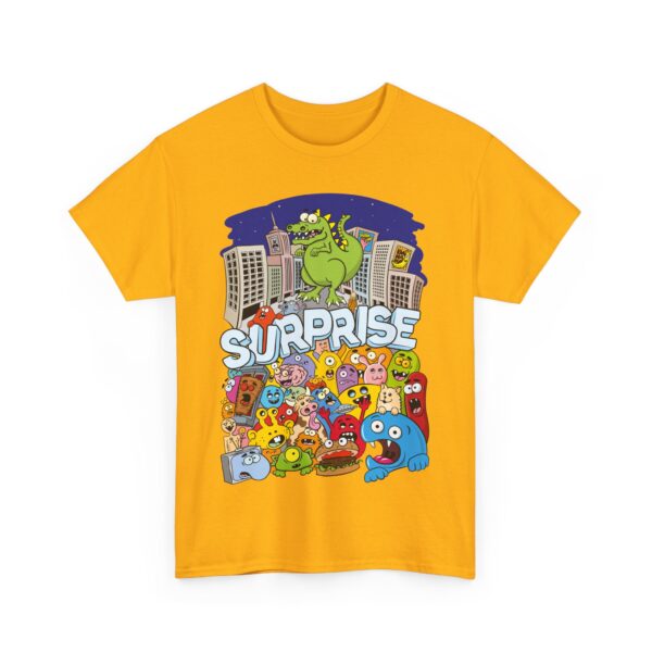 T-shirt jaune Gold avec un dessin de Gronimal avec des monstres pourchassés par un dinosaure.