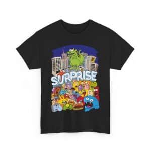 T-shirt noir avec un dessin de Gronimal avec des monstres pourchassés par un dinosaure.