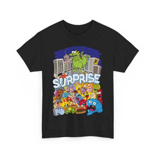 T-shirt noir avec un dessin de Gronimal avec des monstres pourchassés par un dinosaure.