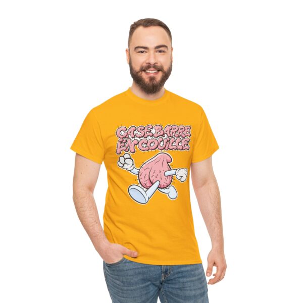Un homme avec un T-shirt jaune Ça se barre en couille avec des couilles qui courent