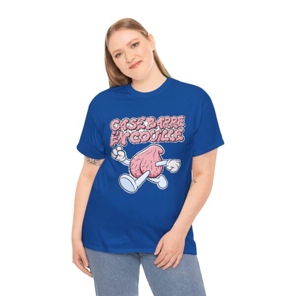 Une femme avec un T-shirt bleu royal Ça se barre en couille