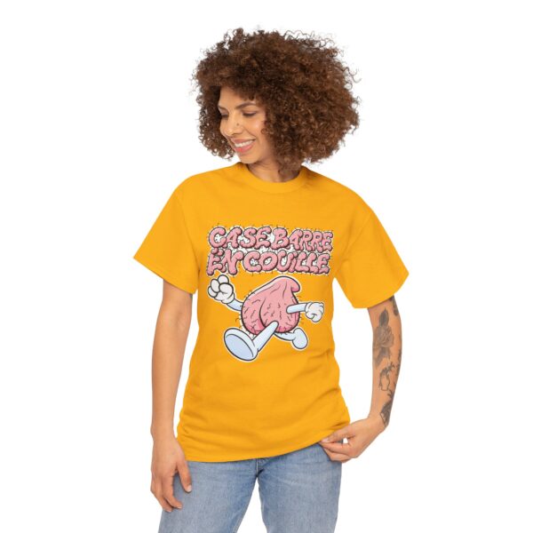 Une femme avec un T-shirt jaune Ça se barre en couille avec des roupettes qui courent