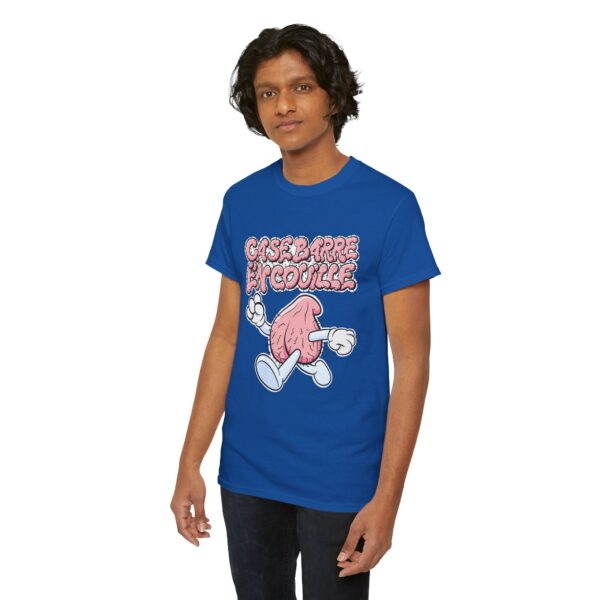 Un homme avec un T-shirt bleu royal Ça se barre en couille