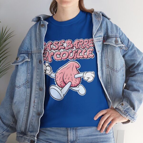 Une femme avec une veste en jean's et un T-shirt bleu royal Ça se barre en couille avec des couilles qui courent