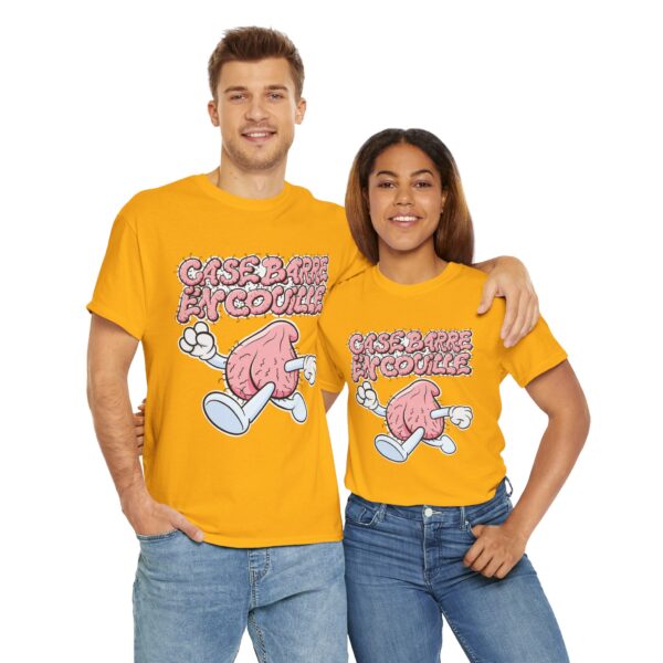 Un homme et une femme avec des T-shirts jaunes Ça se barre en couille avec des couilles qui courent