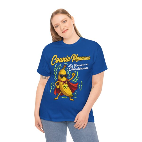 Une femme avec un T-shirt bleu royal Counia Manmanw, la banane au chlordéconne