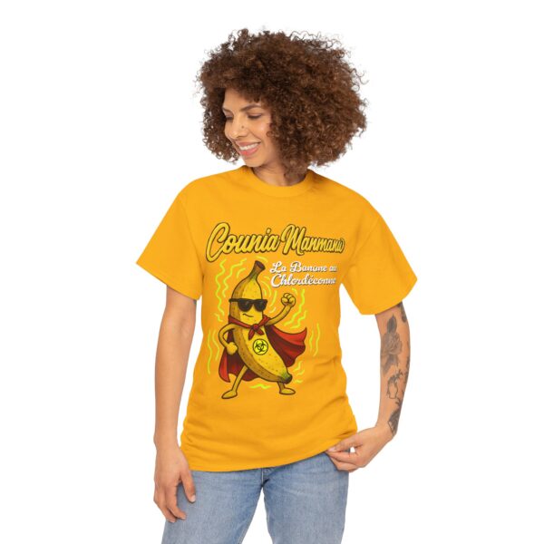 Une femme avec un T-shirt jaune Counia Manmanw, la banane au chlordéconne
