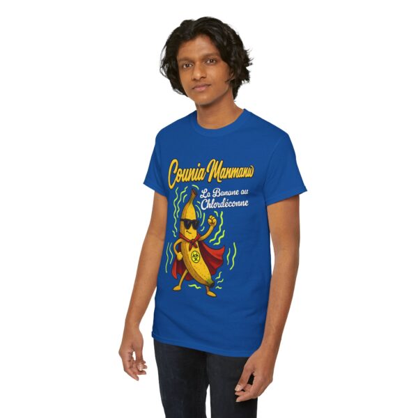 Un homme avec un T-shirt bleu royal Counia Manmanw, la banane au chlordéconne