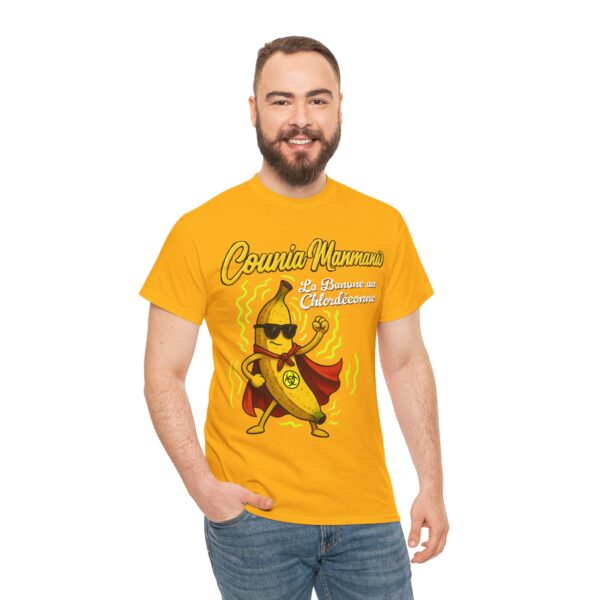 Un homme avec un T-shirt jaune Counia Manmanw, la banane au chlordéconne