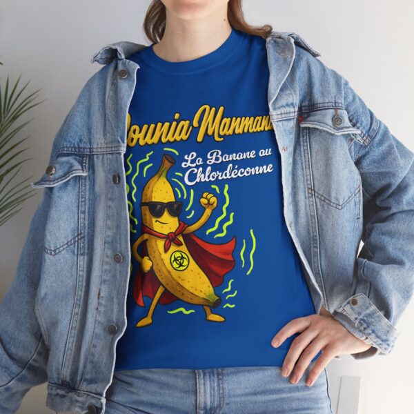 Une femme avec une veste en jean's et un T-shirt bleu royal Counia Manmanw, la banane au chlordéconne